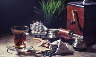 Ahşap bir tabloda çay demleme