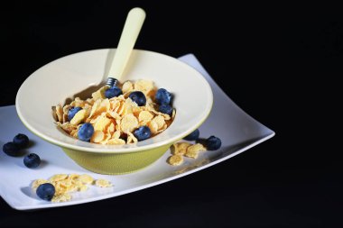 Mısır gevreği taze çilek ile