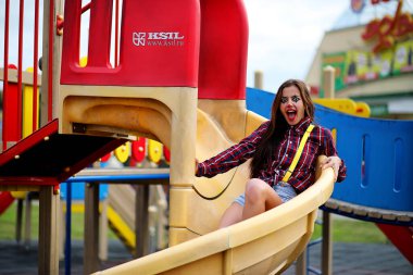 Sevimli kız bir palyaço makyaj