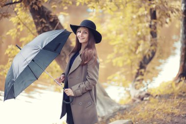 Sonbahar yağmurlu hava ve bir şemsiye ile genç bir adam