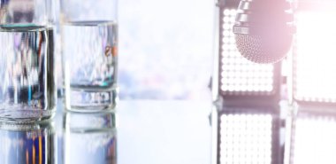 Tartışma öncesi sahnede mikrofon..