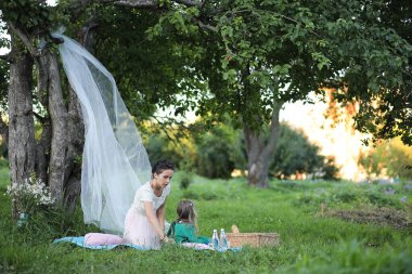 Anne ve kızı piknikte.