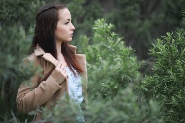 Yeşil parktaki genç kız