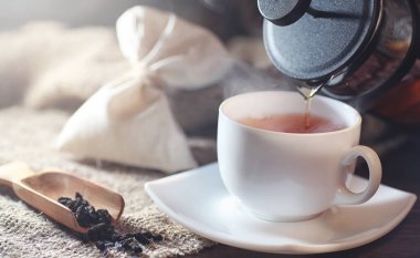 Bir hizmet tabloda çay demlendi