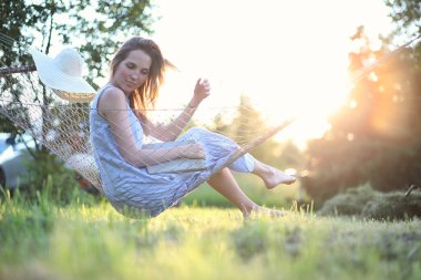 Güzel genç kız yalan ve bir kitap okuma