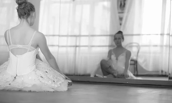 Jovem dançarina de balé em um aquecimento. A bailarina está se preparando para — Fotografia de Stock