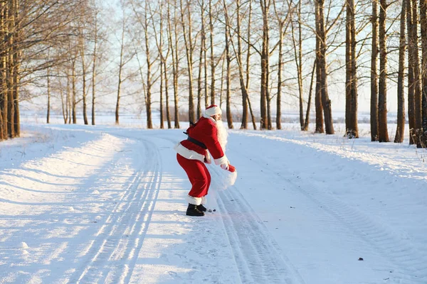 Santa en el campo de invierno. Santa niebla mágica está caminando a lo largo de th — Foto de Stock