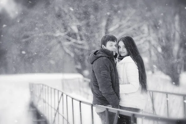 Sevgi dolu bir çift bir kış yürüyüş. Erkek ve kadın bir tarihte — Stok fotoğraf