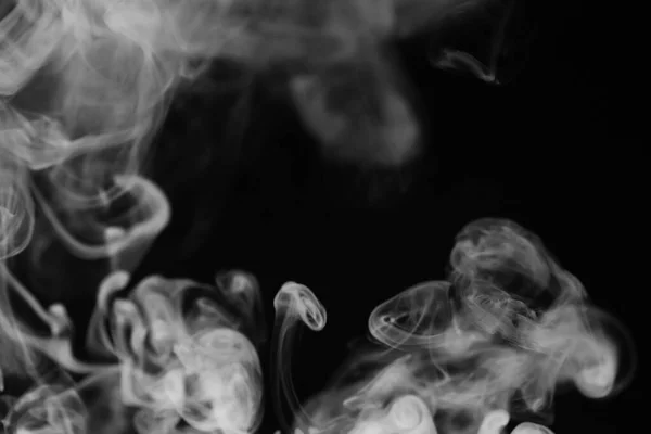 White smoke on a black background. Texture of smoke. Clubs of wh — Stock Photo, Image