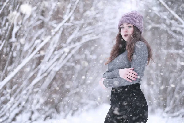 Dziewczyna w zimowym parku w śniegu — Zdjęcie stockowe
