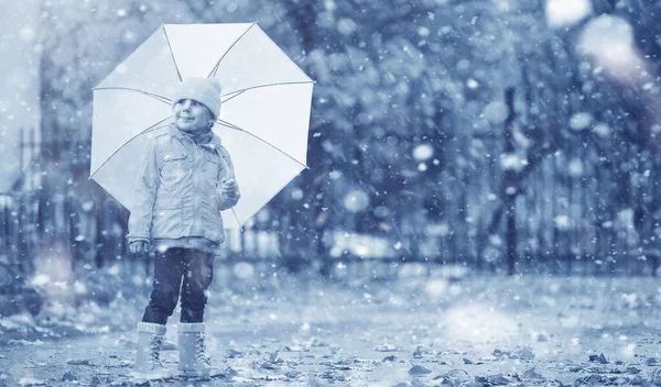 Les enfants marchent dans le parc première neige — Photo