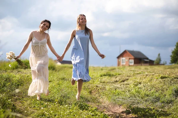 Mooie Meisjes Een Zomerdag Wandelen Rond Het Veld Sarafans — Stockfoto