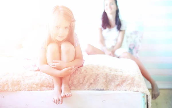 Young girl reads a book Young girl with a daughter are sitting o — Stock Photo, Image