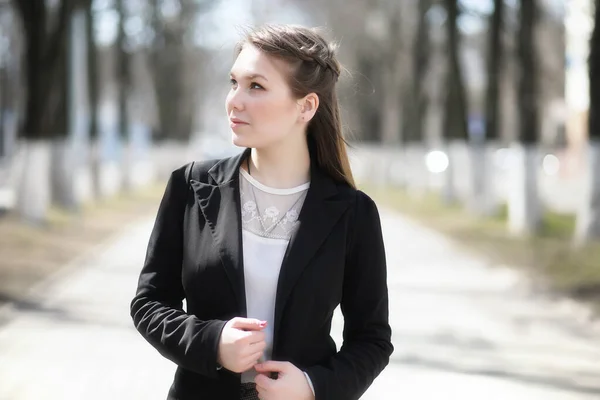 Menina bonito em um parque de outono — Fotografia de Stock