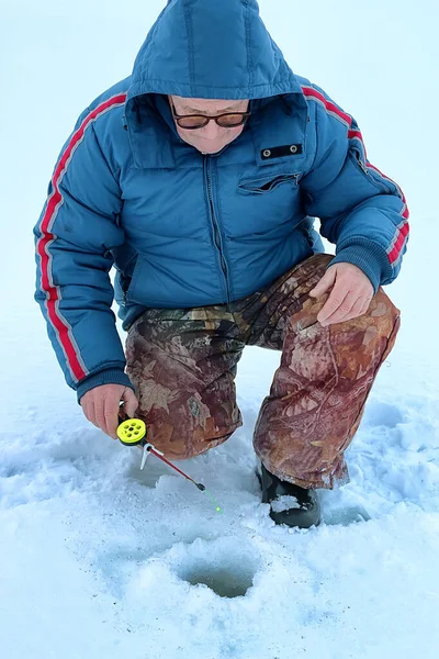 Temporada de invierno hombre viejo pesca en el lago — Foto de Stock