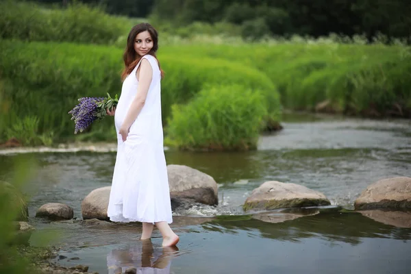 Mujer Embarazada Naturaleza Para Paseo Verano — Foto de Stock