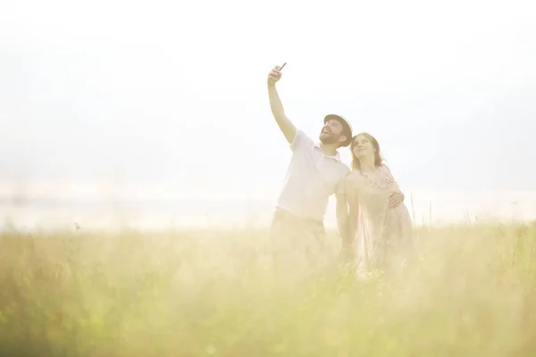 Coppia uomo e incinta ragazza nel campo — Foto Stock