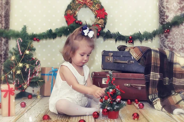 Menina e árvore de Natal — Fotografia de Stock