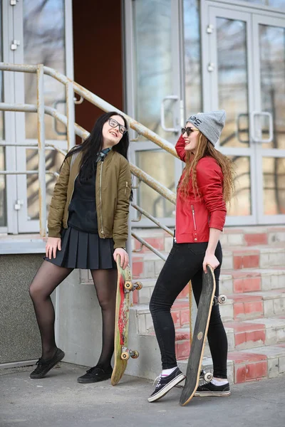 젊은 hipster 여자는 스케이트 보드를 타고. 여자 여자 친구 f — 스톡 사진