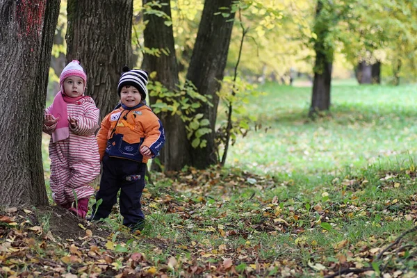 Children on the street play — Stock Photo, Image