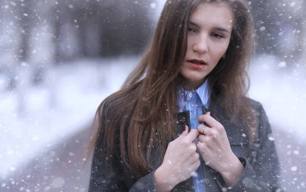 Jeune fille à l'extérieur en hiver. Modèle fille posant à l'extérieur sur un w — Photo