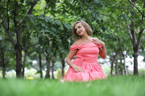 Beautiful girl in the summer park — Stock Photo, Image
