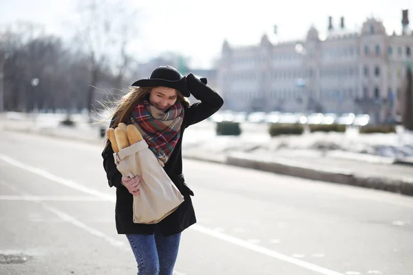 Französin mit Baguette in der Tasche — Stockfoto