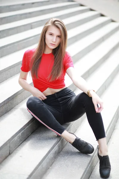 Una chica posando en los escalones de un edificio — Foto de Stock