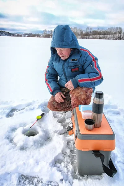 Pescador de invierno lago — Foto de Stock