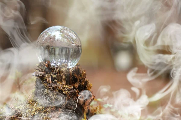 Eine Kristallkugel im Rauch. ein magisches Accessoire im Wald auf — Stockfoto