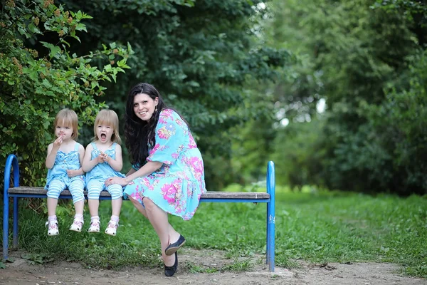 Mamma con due figlie gemelle — Foto Stock