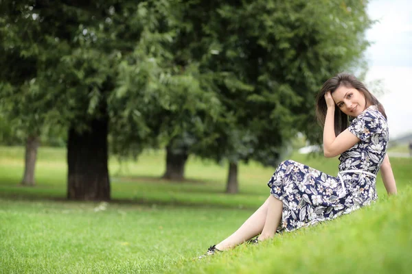 Schöne Mädchen in Kleidern für einen Spaziergang — Stockfoto