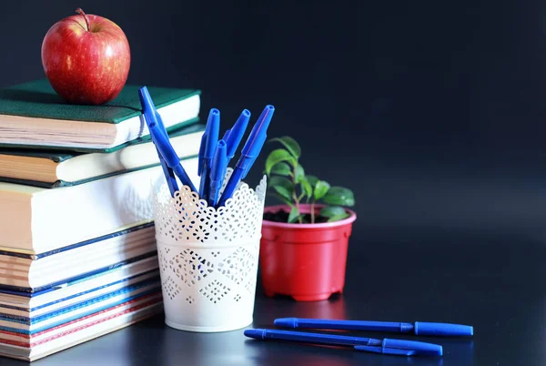 A stack of textbooks and books on the table. The concept of know — Stockfoto