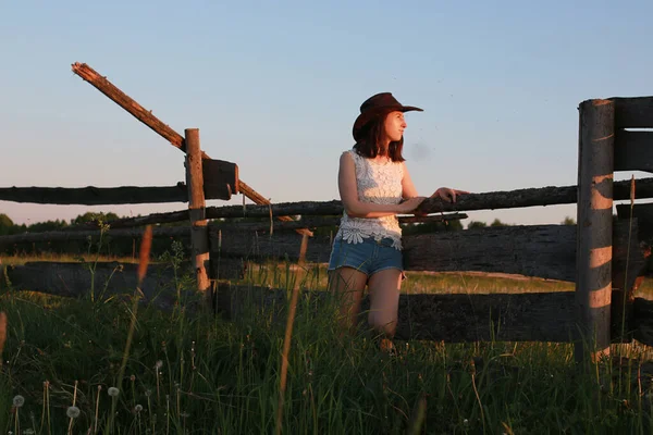 Coppia carina su una passeggiata in campagna — Foto Stock