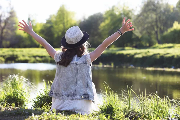 Fille dans le parc au printemps — Photo