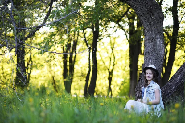 Flicka i parken på våren — Stockfoto