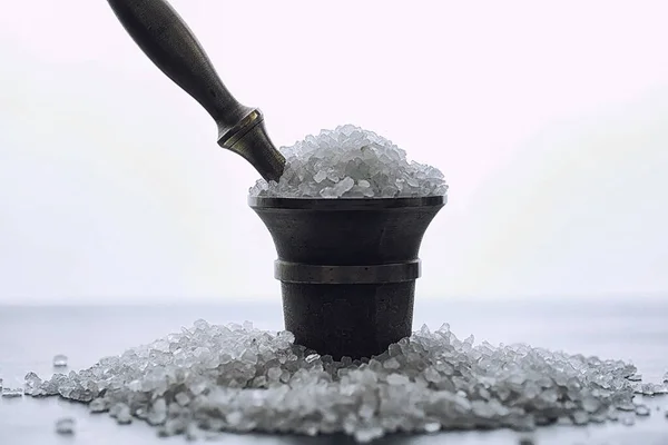 Large sea salt. Spice. Mortar and pestle for grinding. — ストック写真