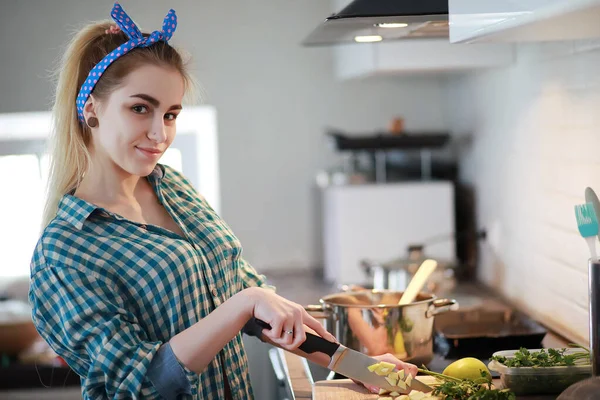 A cute young girl in the kitchen prepares food — Stock Photo, Image