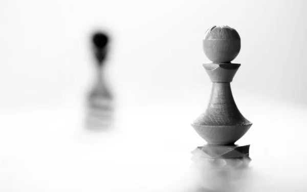 ボード上のチェスの作品ポーン — ストック写真