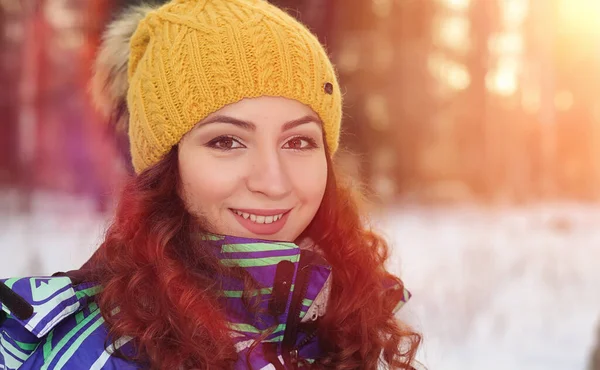 Parco invernale sotto la neve. Gennaio mattina a piedi attraverso il per — Foto Stock