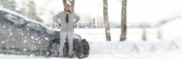 Bir adamın yanında bir kış gününde kırık bir araba — Stok fotoğraf