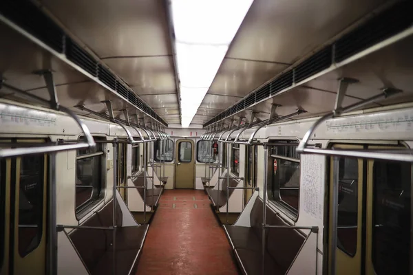Coche subterráneo con asientos vacíos. Metro vacío. . —  Fotos de Stock