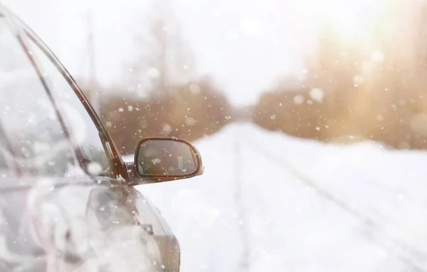 Car on a snowy winter road in fields. — Stock Photo, Image