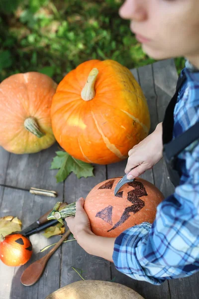 ハロウィーンのカボチャを彫る — ストック写真