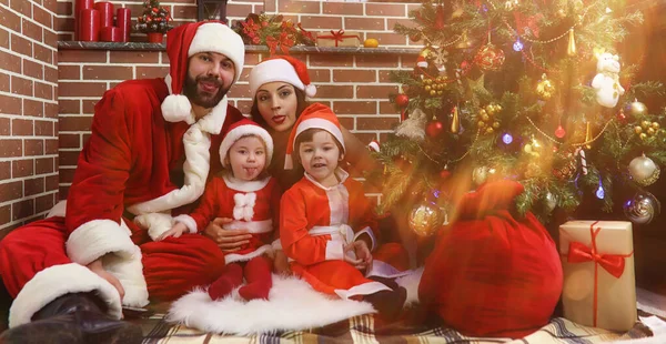 Papai Noel casal com gêmeos — Fotografia de Stock