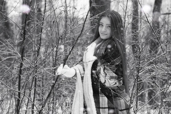 Una chica en un día nublado de invierno — Foto de Stock