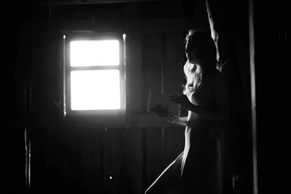 Silueta unei fete fotografie alb-negru — Fotografie, imagine de stoc