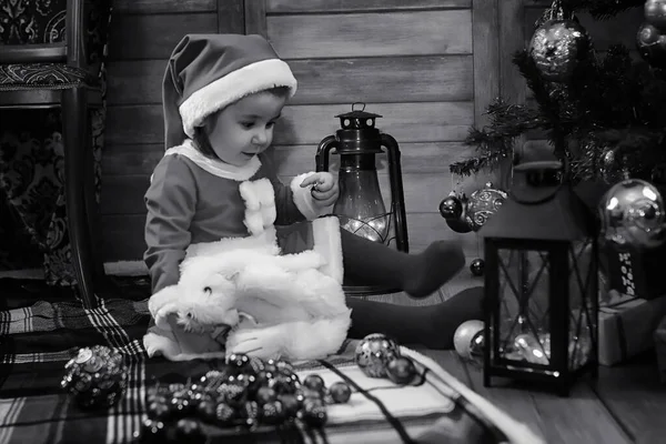 Uma criança esperando pelo Papai Noel — Fotografia de Stock