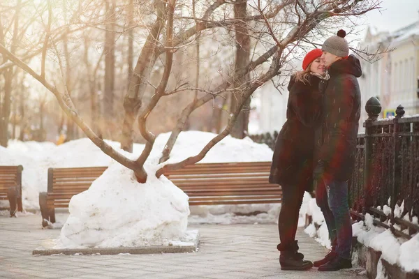 Genç çift kışın yürüyor — Stok fotoğraf