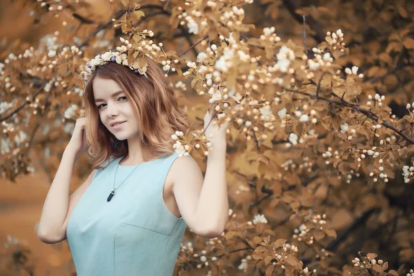 Jeune fille en promenade à l'automne — Photo